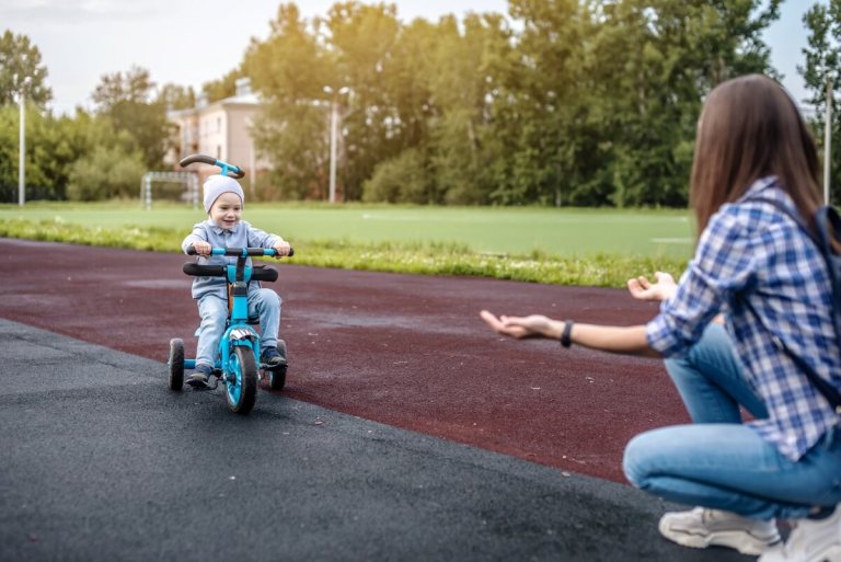 Cómo enseñar a tu hijo a andar en bici