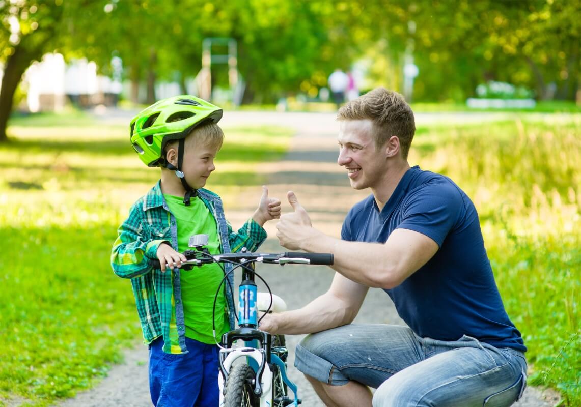 Папа с сыном поехали. Папа с сыном едут на роликах. I Ride a Bicycle to School.